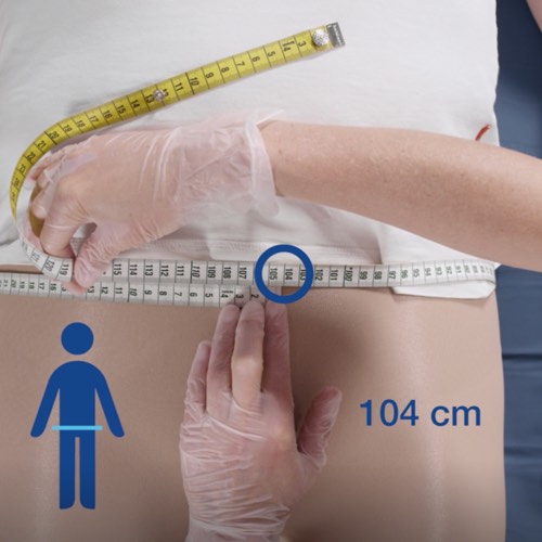 Uma pessoa mede a anca de outra pessoa com uma fita métrica Uma pessoa mede a anca de outra pessoa com uma fita métrica